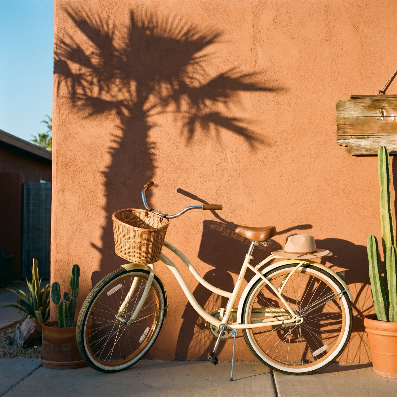 Vintage cruiser bicycle against stucco